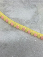 Geel/ lichtroze Pompom koord 10mm (8,5 meter)