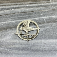 Hunger games mockingjay bedel/ tussenzetsel zilver 37mm (26 stuks)