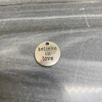 Zilveren believe in love bedel 20mm (67 stuks)