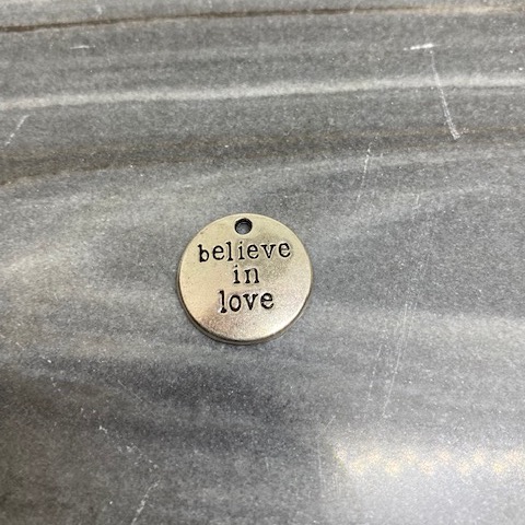 Zilveren believe in love bedel 20mm (67 stuks)