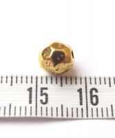 Gouden Tibetaanse facet kraal 7mm (21 stuks)