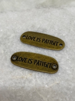 Bronzen connector met tekst: love is patient 40x15mm (30 stuks)