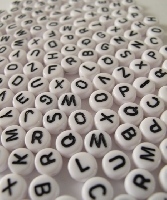 Witte alfabet letter acryl kralen 7mm