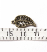Bronzen mini blaadje bedel 18x10 mm