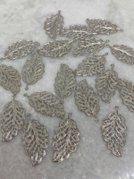 Zilveren bewerkte blad filigraan bedel 34x15mm (35 stuks)